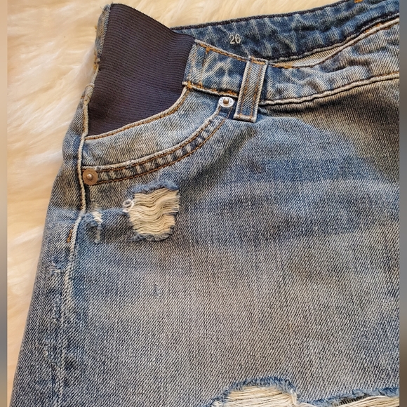 Gap Maternity Denim Summer Short - medium wash - Picture 2 of 7